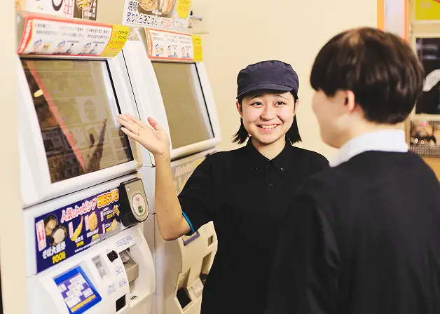 女性店員がお客様に笑顔で接客する写真