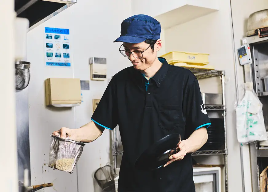 そばを茹でる店員