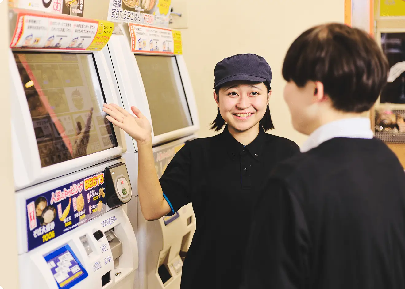女性店員が笑顔で接客する様子