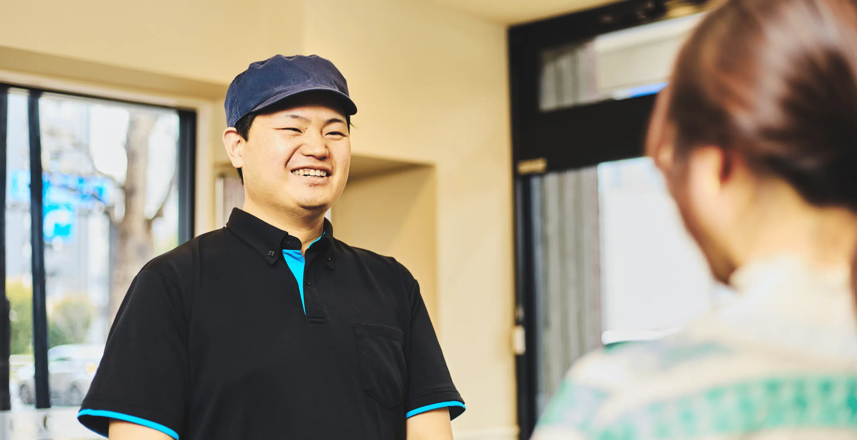 笑顔の店長の写真