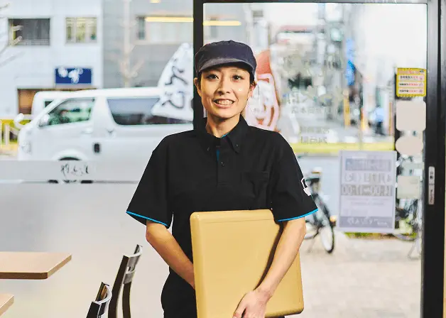 笑顔の女性店員
