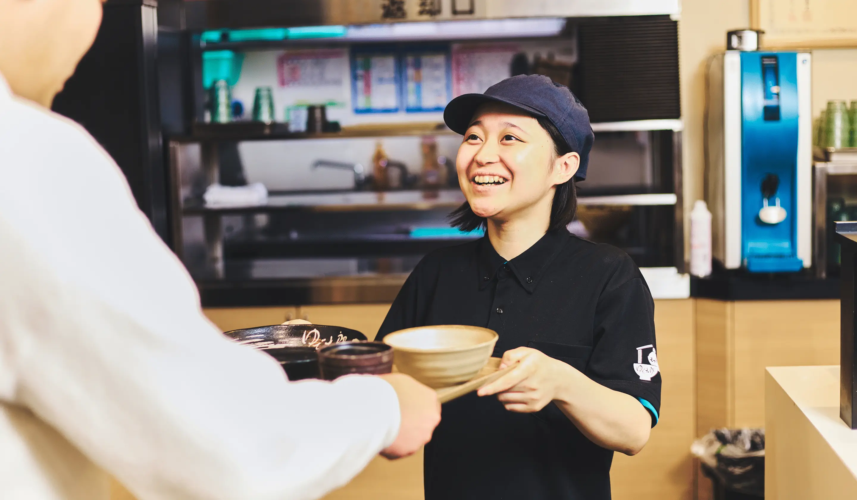 お客様に商品を渡す女性店員
